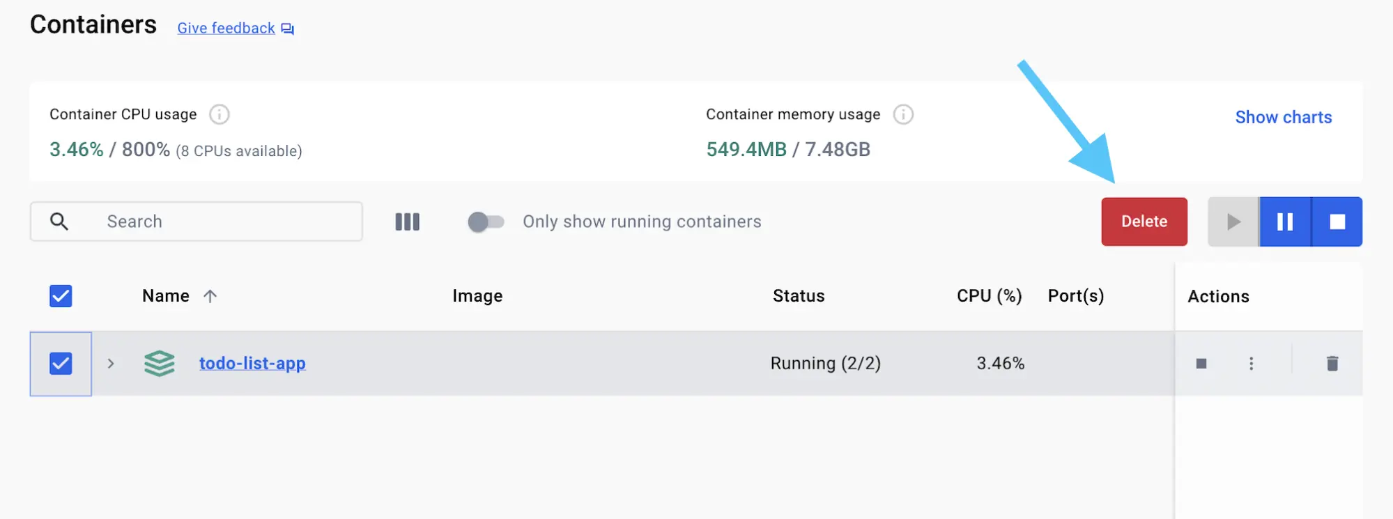 Docker 桌面 GUI 的屏幕截图显示了容器视图，其中的箭头指向“删除”。按钮